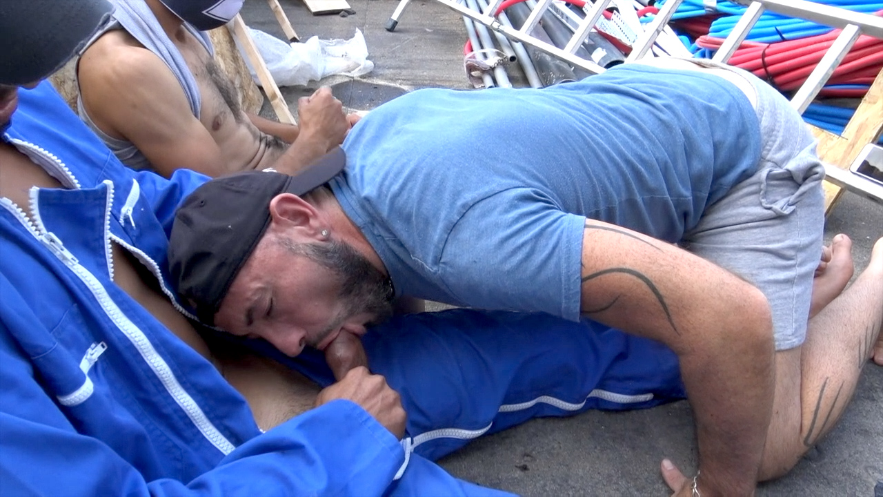 2 ouvriers hétéro se font sucer par un gay
